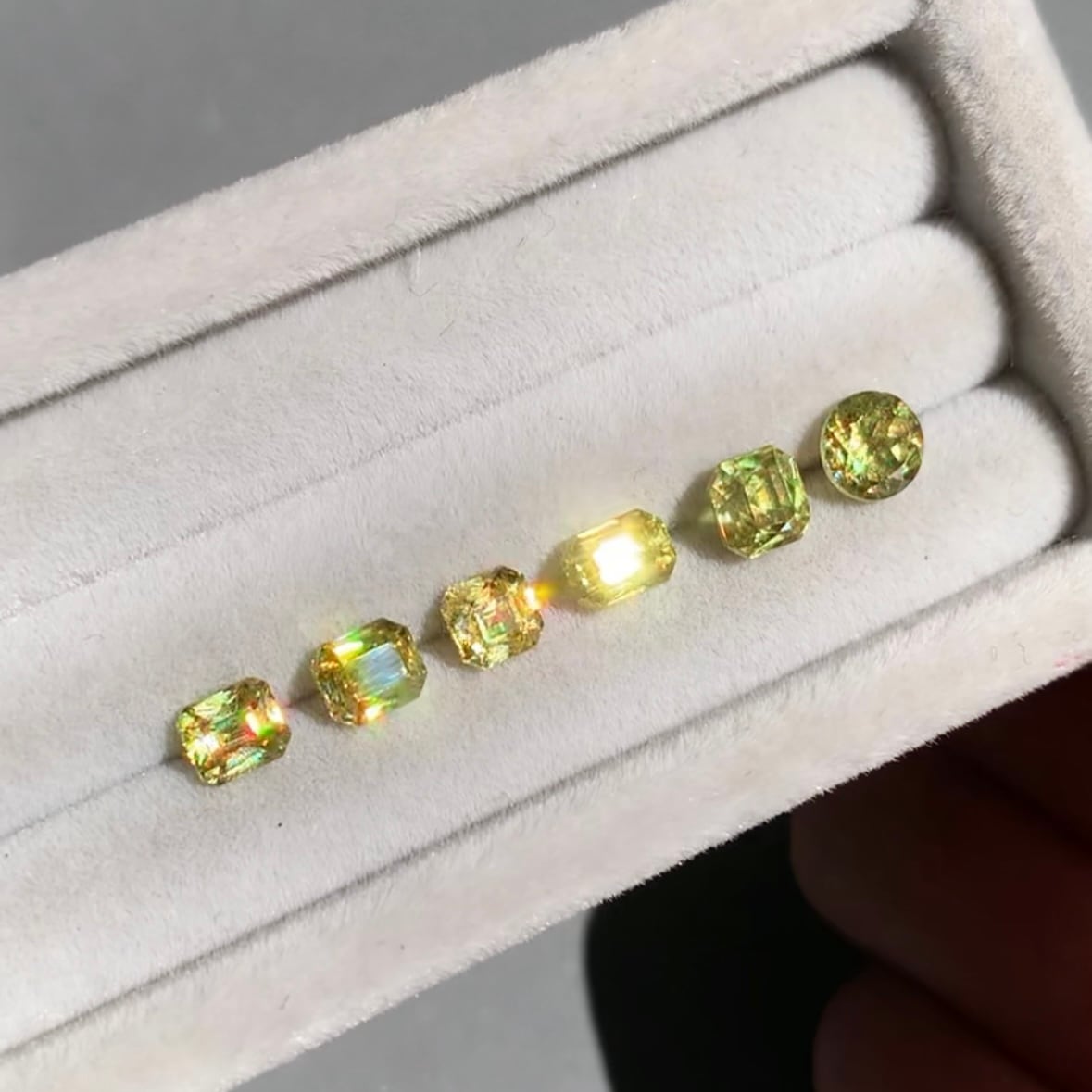 スフェーン 0.50ct ラディアントミックスカット 4.0mm×3.7mm×2.8mm【MJ2724】