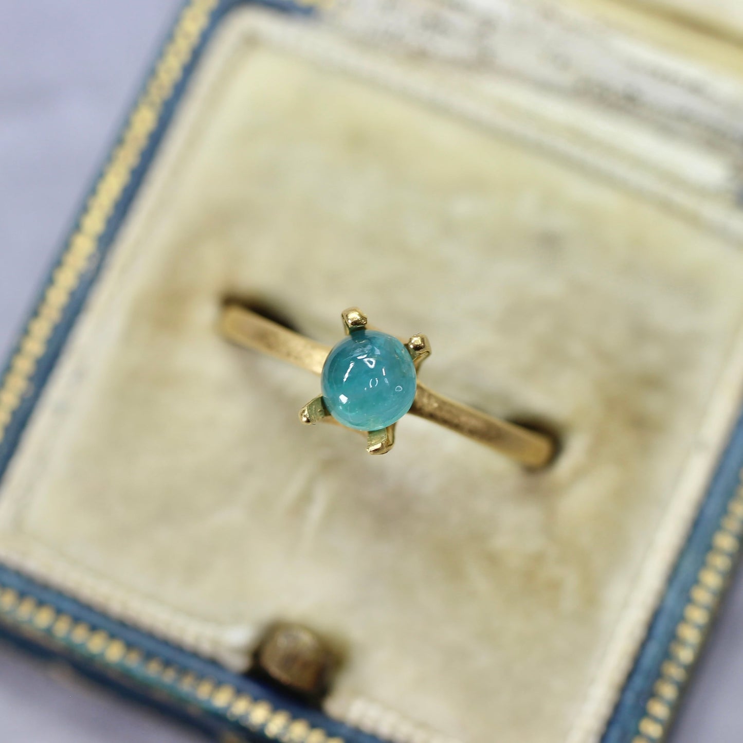 グランディディエライト 0.55ct カボションカット  5.0mm×5.0mm×2.7mm【MJ2739】