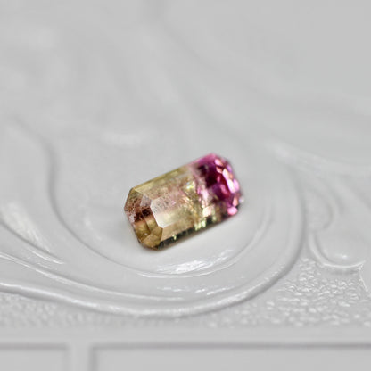 パーティーカラードトルマリン 0.60ct エメラルドカット 6.8mm×3.4mm×2.9mm【MJ2664】