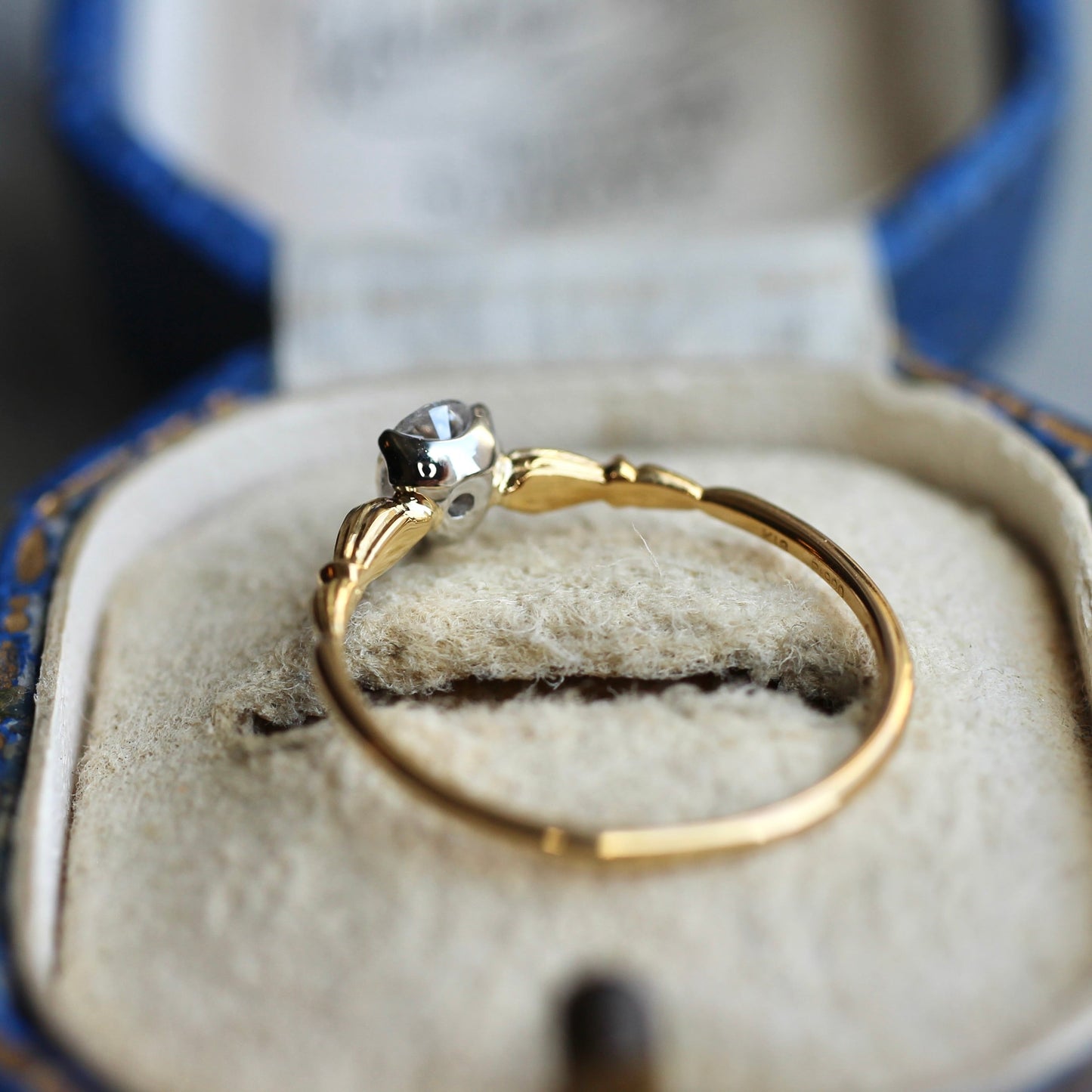 無色ダイヤモンド 0.370ct ペアシェイプカット 爪留め×アンティークアーム リング K18YG Pt900 【MJ2404】