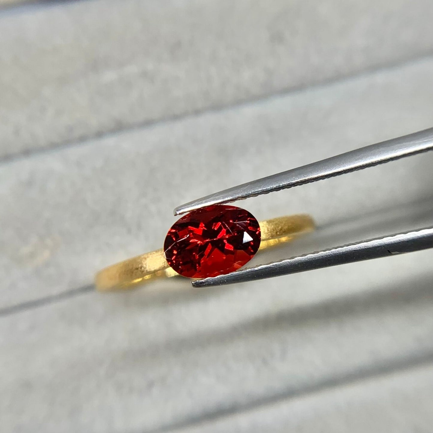 オーバルカット レッドラブラドライト 0.76ct 6.7mm×4.6mm-3.8mm 【MJ2507】