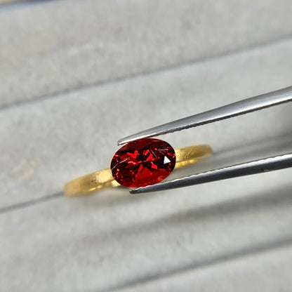 オーバルカット レッドラブラドライト 0.76ct 6.7mm×4.6mm-3.8mm 【MJ2507】