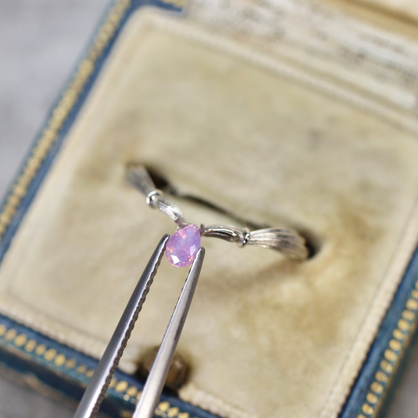 ペアシェイプカット シルキーパープルピンク バイカラーサファイア　0.20ct  3.7mm×2.6mm×1.9mm 【MJ2524】