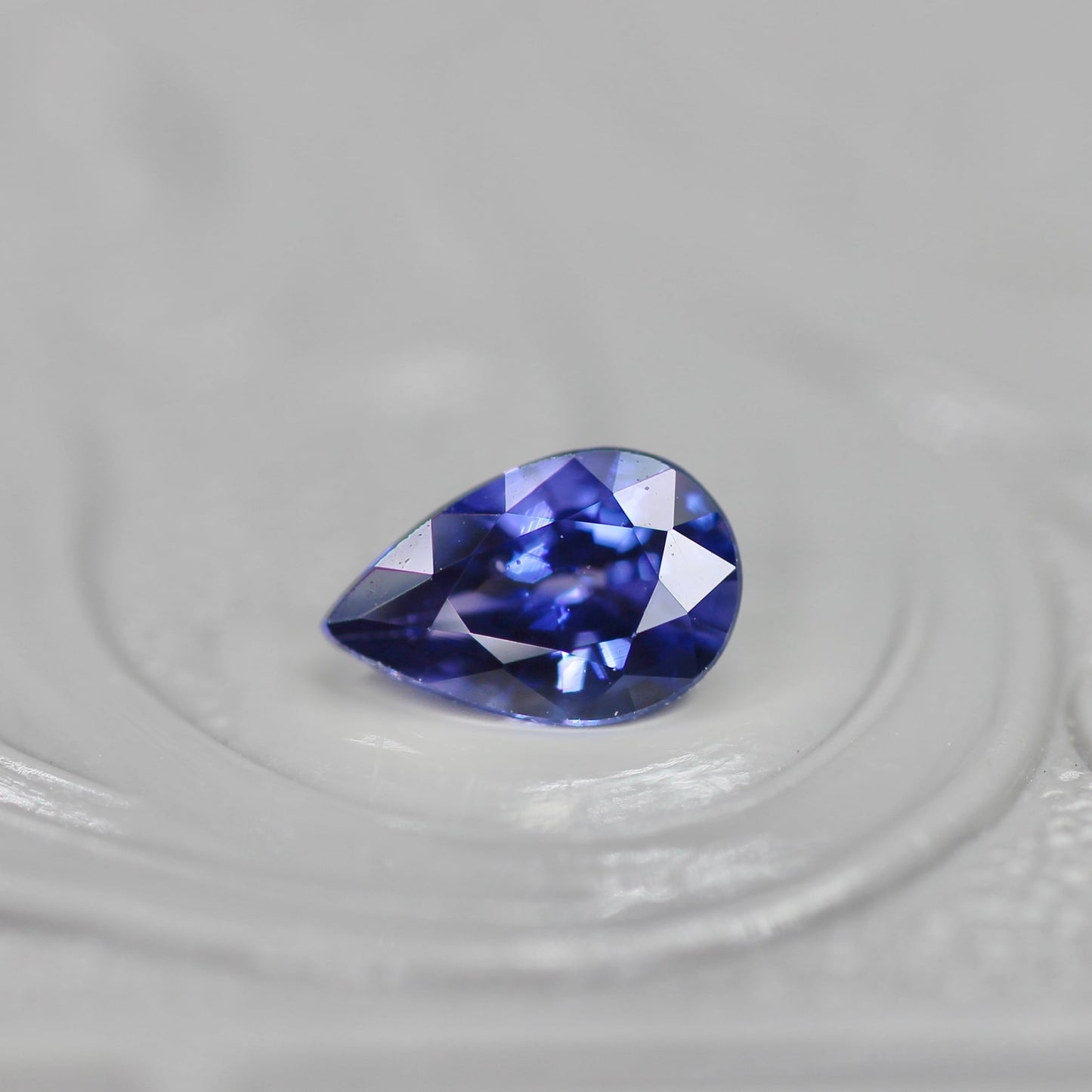 バイカラーサファイア 0.42ct ペアシェイプ 6.1mm×3.9mm×2.9mm【MJ2630】