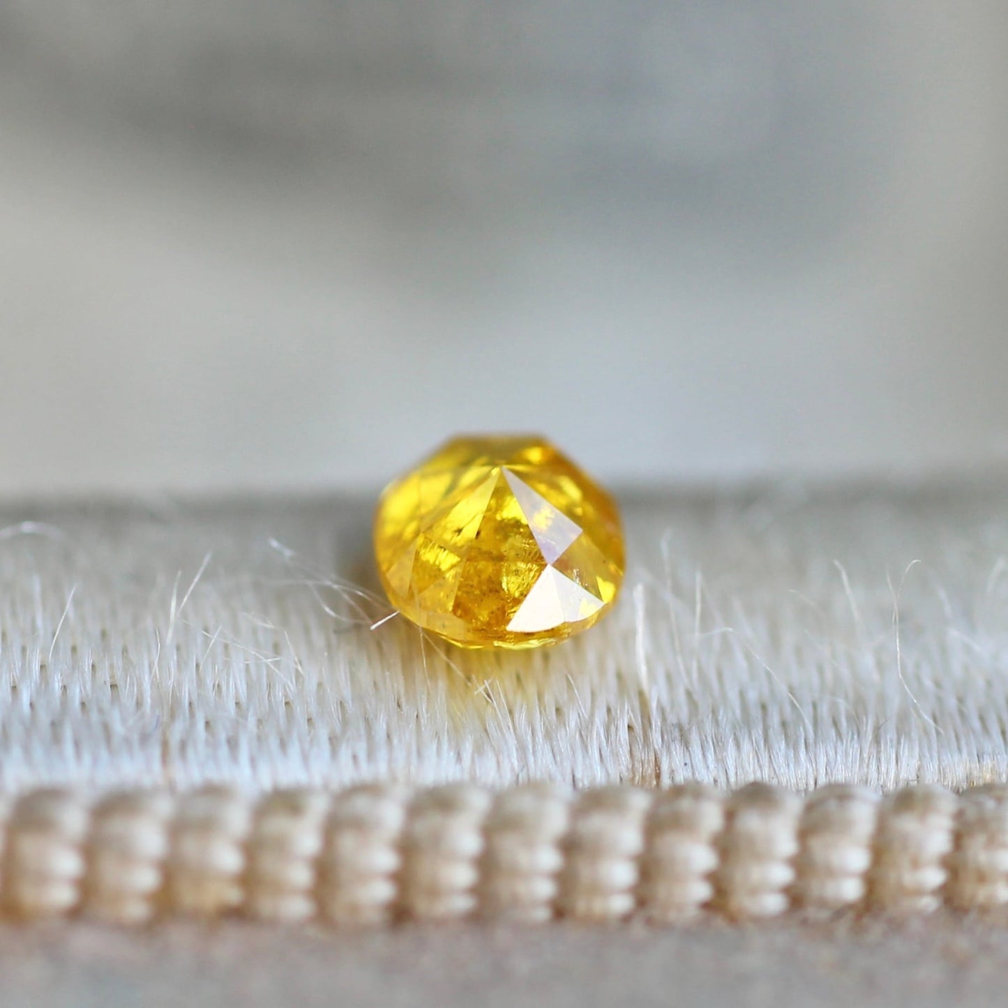 オーバルローズカット ハニーイエローダイヤモンド 0.26ct 4.1mm×3.3mm-2.0mm 【MJ2471】