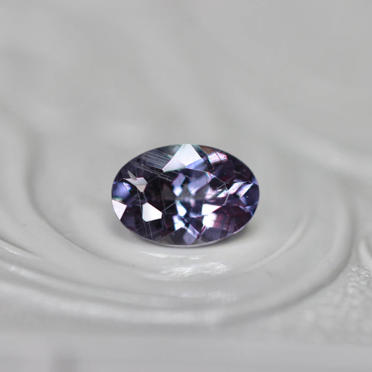 ベキリーブルーガーネット 0.59ct オーバルカット  6.0mm×4.2mm×2.9mm【MJ2563】