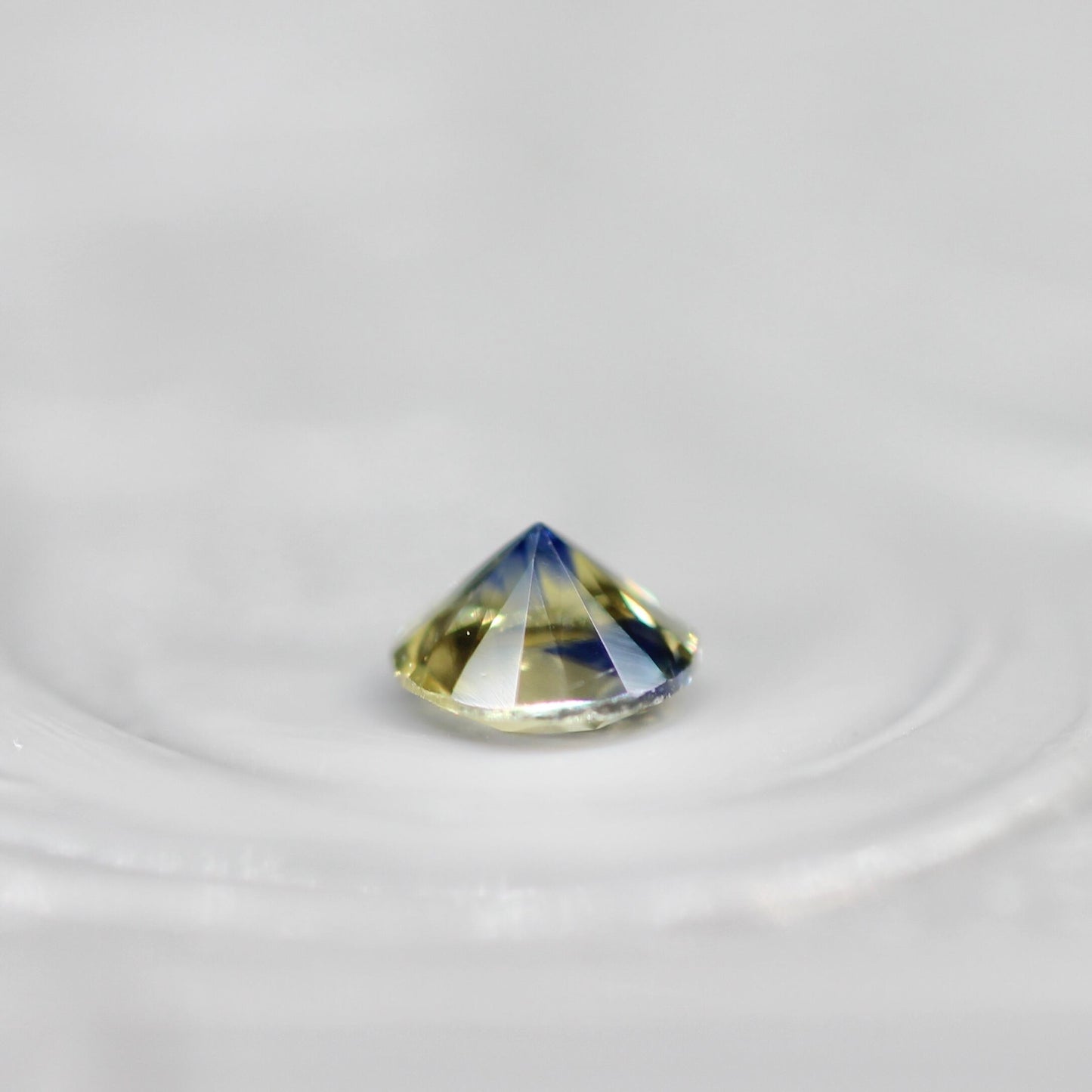 ラウンドカット バイカラーサファイア 0.19ct  3.1mm×3.1mm×1.7mm【MJ2541】