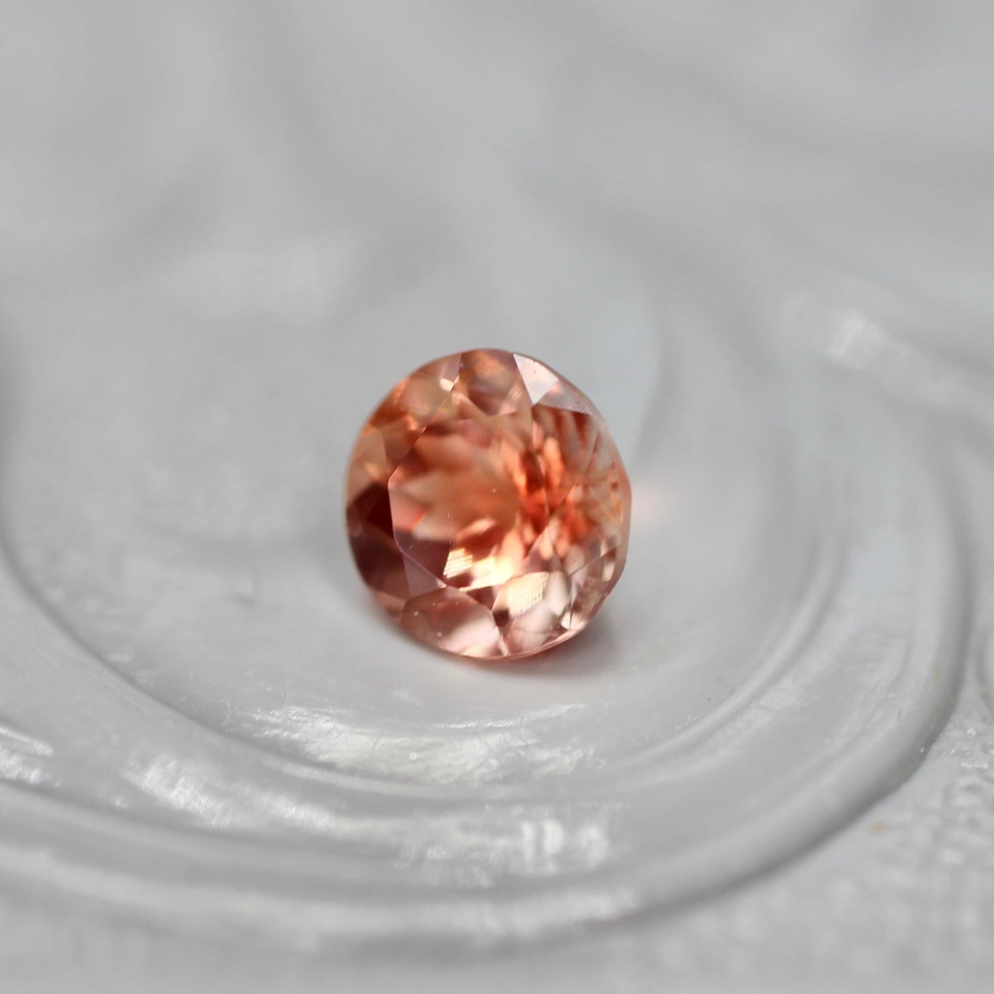 ラブラドライト 0.28ct ラウンドカット 4.2mm×4.1mm×3.4mm【MJ2699】