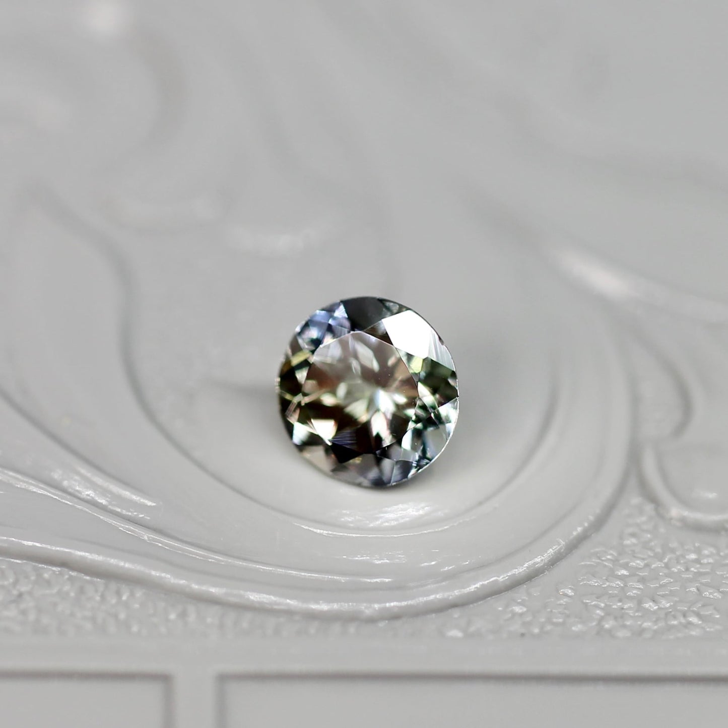 ラウンドカット バイカラーゾイサイト 0.53ct  5.0mm×5.0mm×3.3mm 【MJ2526】