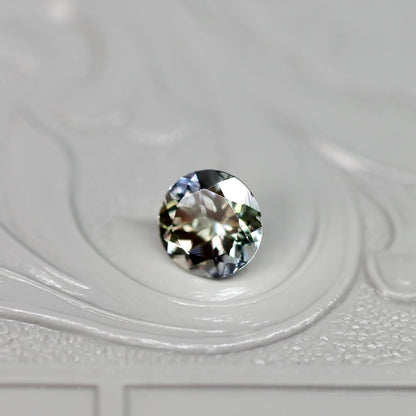 ラウンドカット バイカラーゾイサイト 0.53ct  5.0mm×5.0mm×3.3mm 【MJ2526】