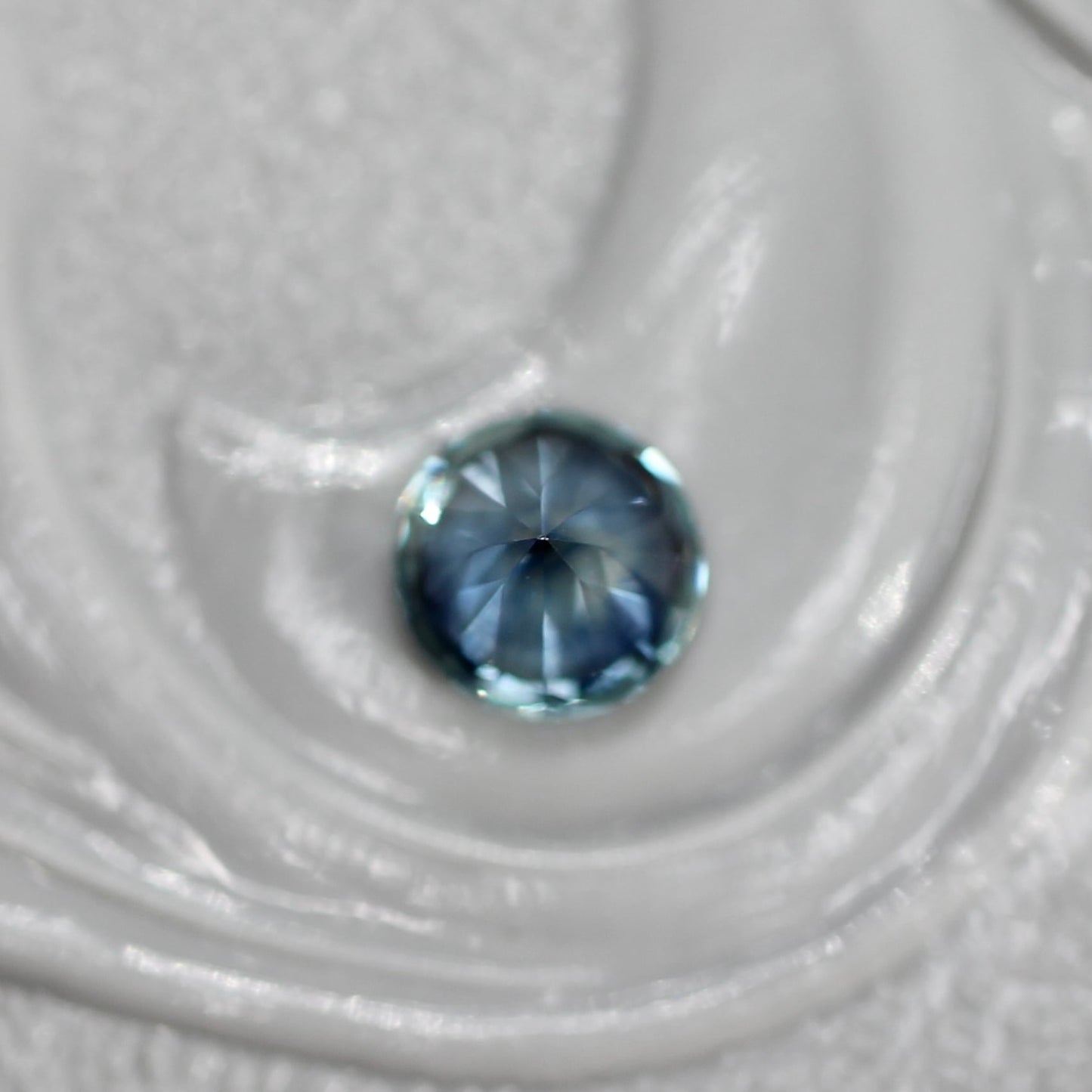 モンタナサファイア 0.25ct ラウンドカット 3.8mm×3.8mm×2.5mm アメリカ・モンタナ州産 勿忘草【MJ2599】