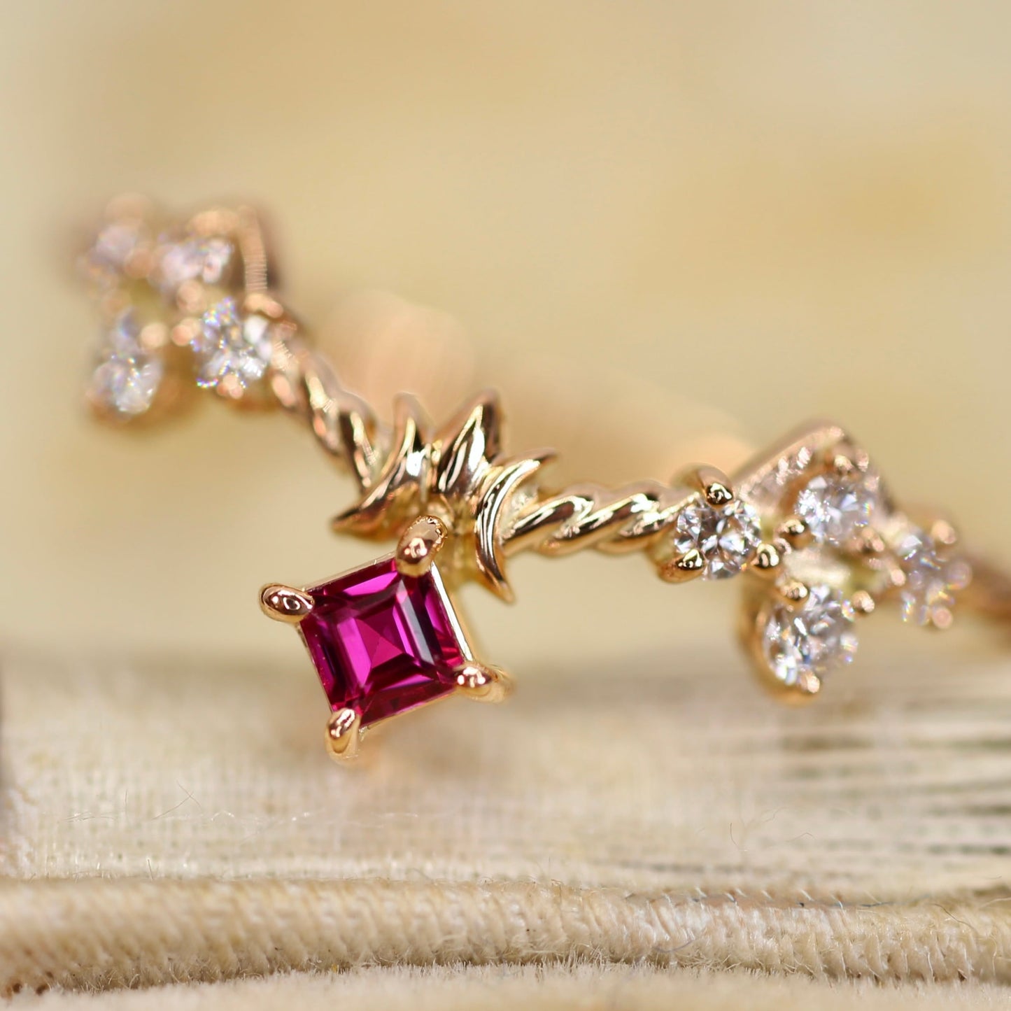 ルビー 0.07ct ダイヤモンド 計0.09ct スクエアカット K10PG 4本爪(プレーン)×レスピレーションアーム【MJ2849】