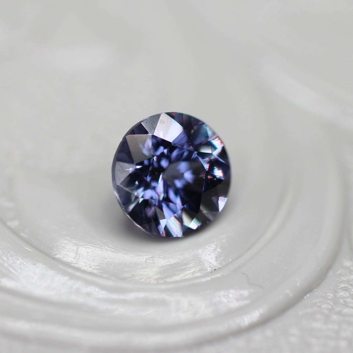 ベキリーブルーガーネット 0.39ct ラウンドカット  4.3mm×4.3mm×2.9mm【MJ2562】