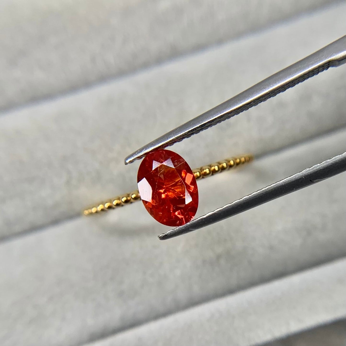 オーバルカット レッドラブラドライト 0.77ct 6.5mm×4.8mm-3.1mm 【MJ2510】