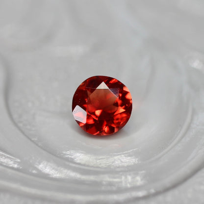 レッドラブラドライト 0.19ct ラウンドカット 4.0mm×4.0mm×2.5mm【MJ2569】