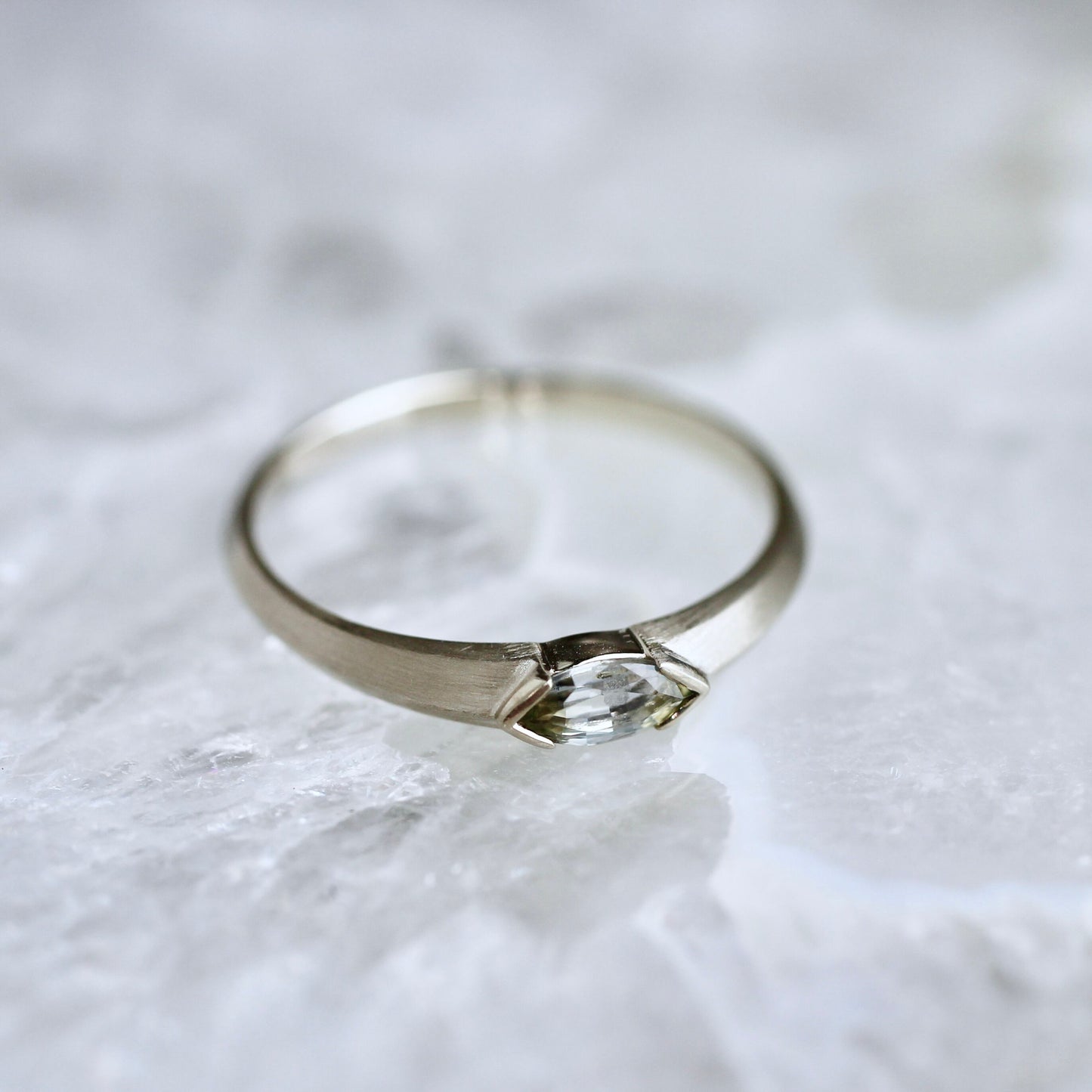 バイカラーサファイア 0.3ct マーキスカット K10WG リング 【MJ2455】