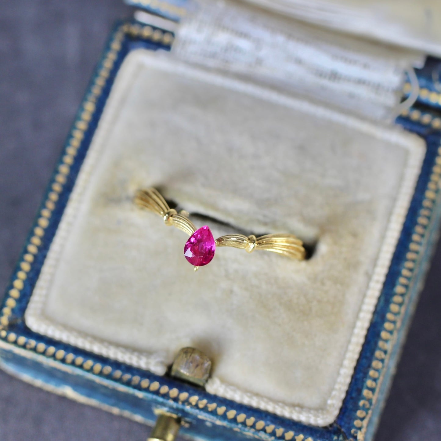 ルビー 0.20ct ペアシェイプカット  3.8mm×2.7mm×1.5mm【MJ2727】