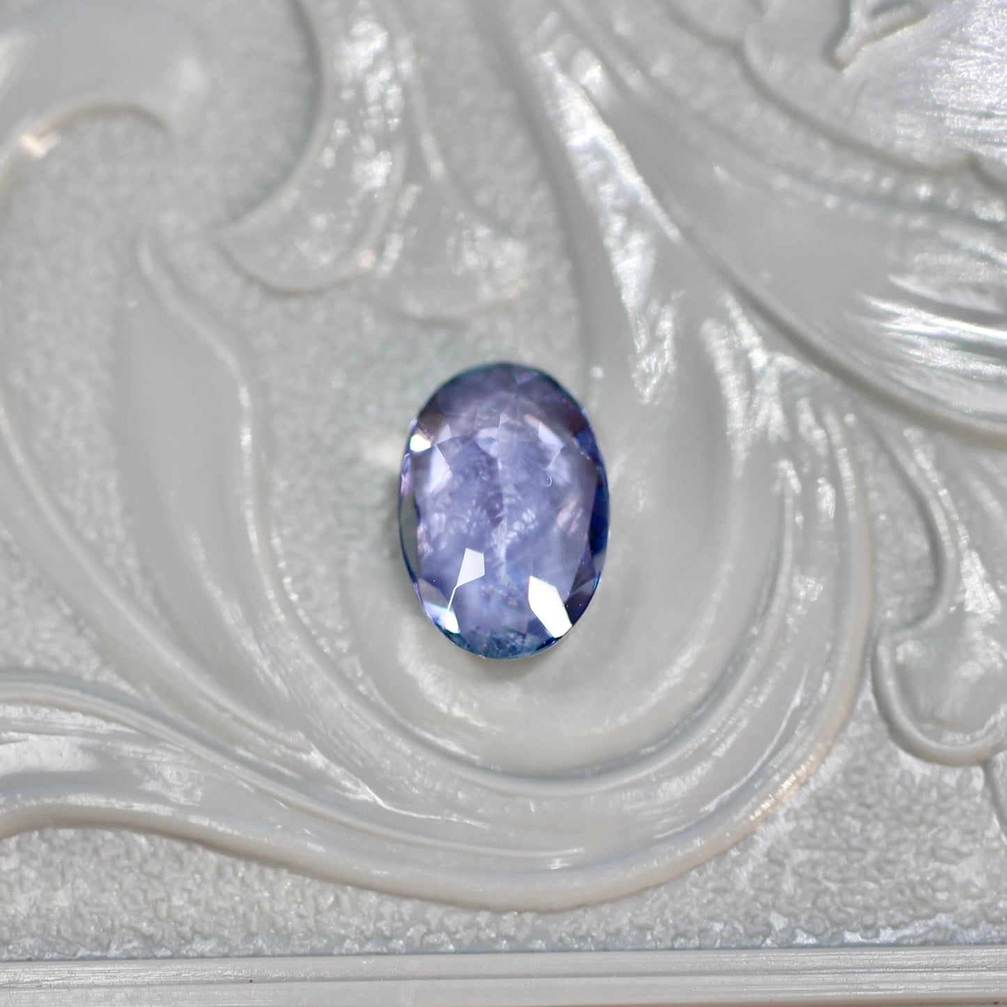 バイカラーゾイサイト 0.75ct オーバルカット 7.1mm×4.9mm×3.1mm【MJ2593】