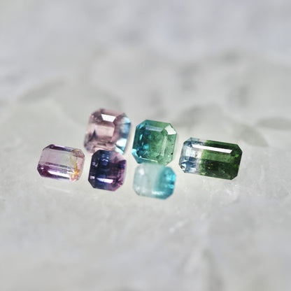 エメラルドカット バイカラートルマリン 0.65ct 6.1mm×3.5mm-2.5mm 【MJ2517】