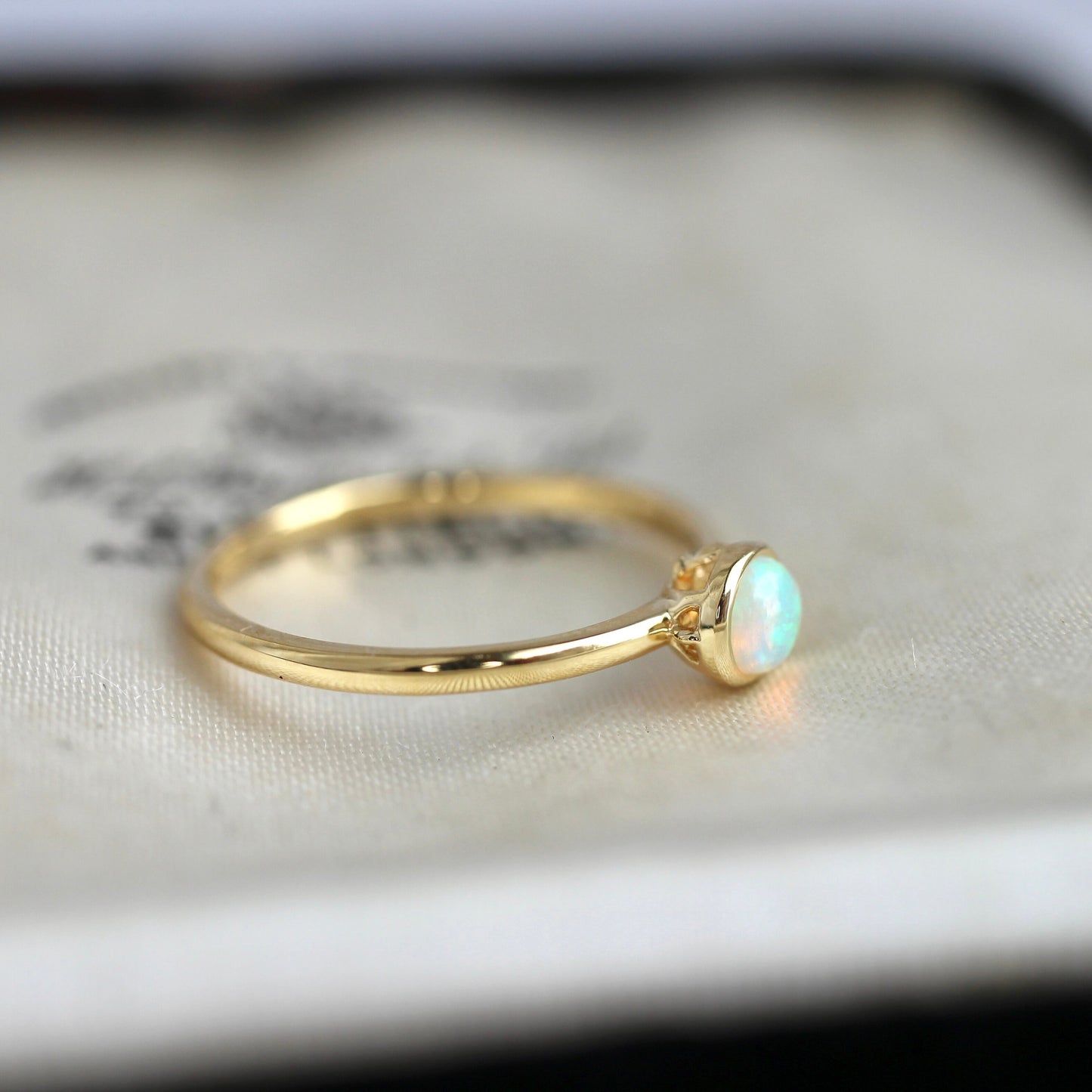 オパール 0.17ct  K18YG フクリン×プレーンアームリング 【MJ2401】