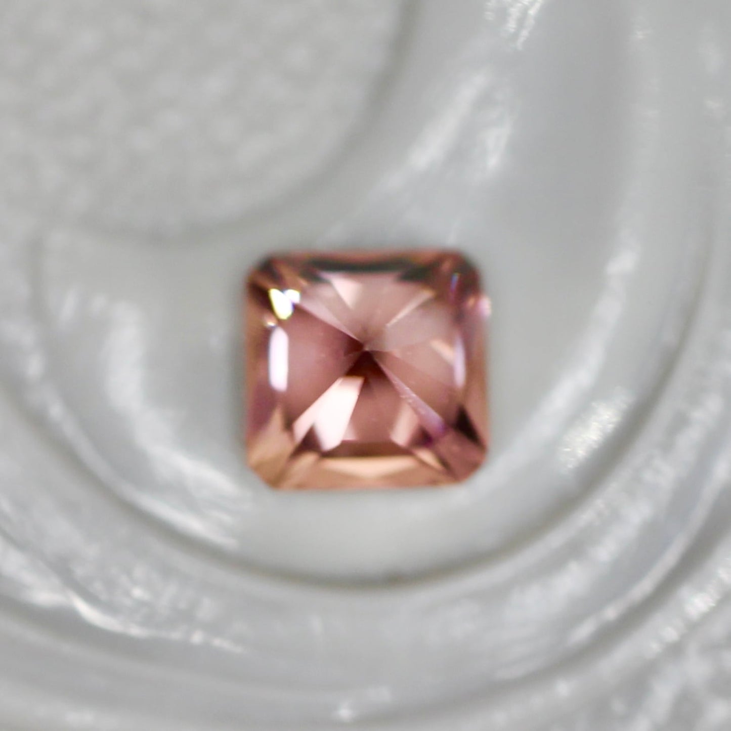 ピンクジルコン 0.36ct ラディアントカット 3.7mm×3.7mm×2.8mm【MJ2703】