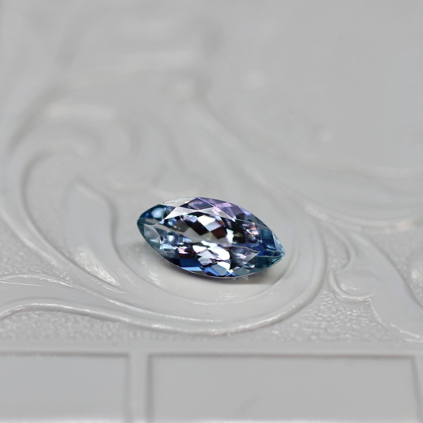 バイカラーゾイサイト 1.10ct マーキスカット 5.1mm×9.9mm×3.4mm【MJ2594】