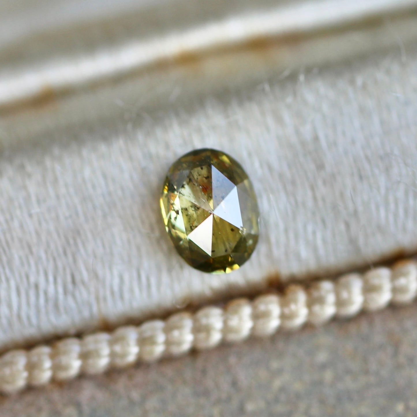 オーバルローズカット オリーブグリーンダイヤモンド 0.23ct 4.4mm×3.3mm-1.5mm 【MJ2472】