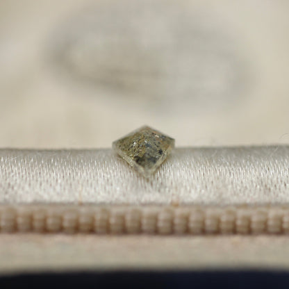 シールドカット ナチュラルダイヤモンド 0.31ct 6.0mm×4.0mm-1.2mm 【MJ2494】