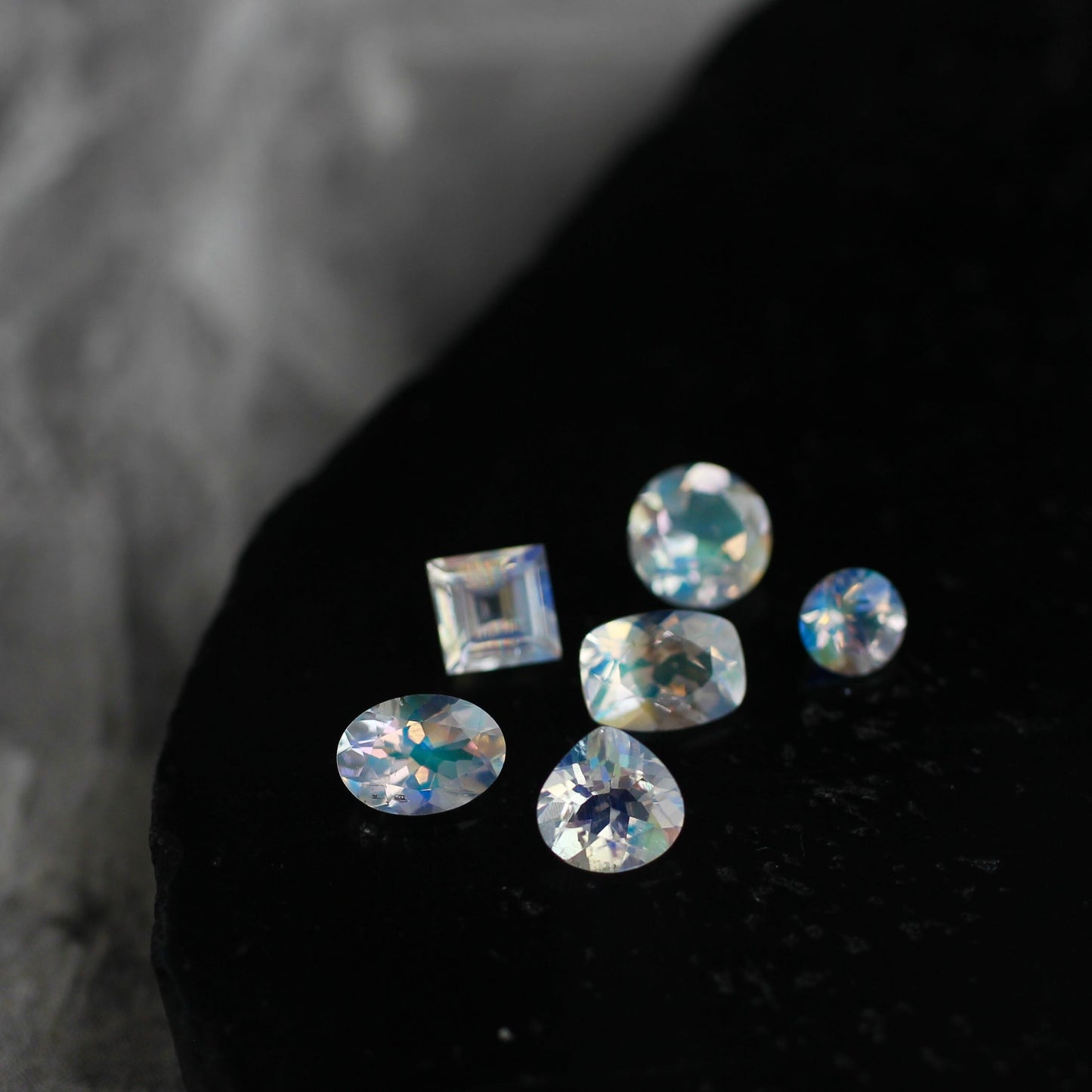 アンデシンラブラドライト 0.71ct 5×7mm マラウイ産 レインボームーンストーン 【MJ2451】