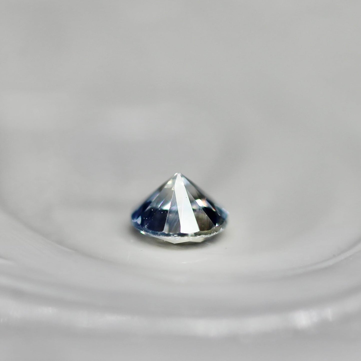 バイカラーサファイア 0.10ct ラウンドカット  2.9mm×2.9mm×2.0mm【MJ2553】