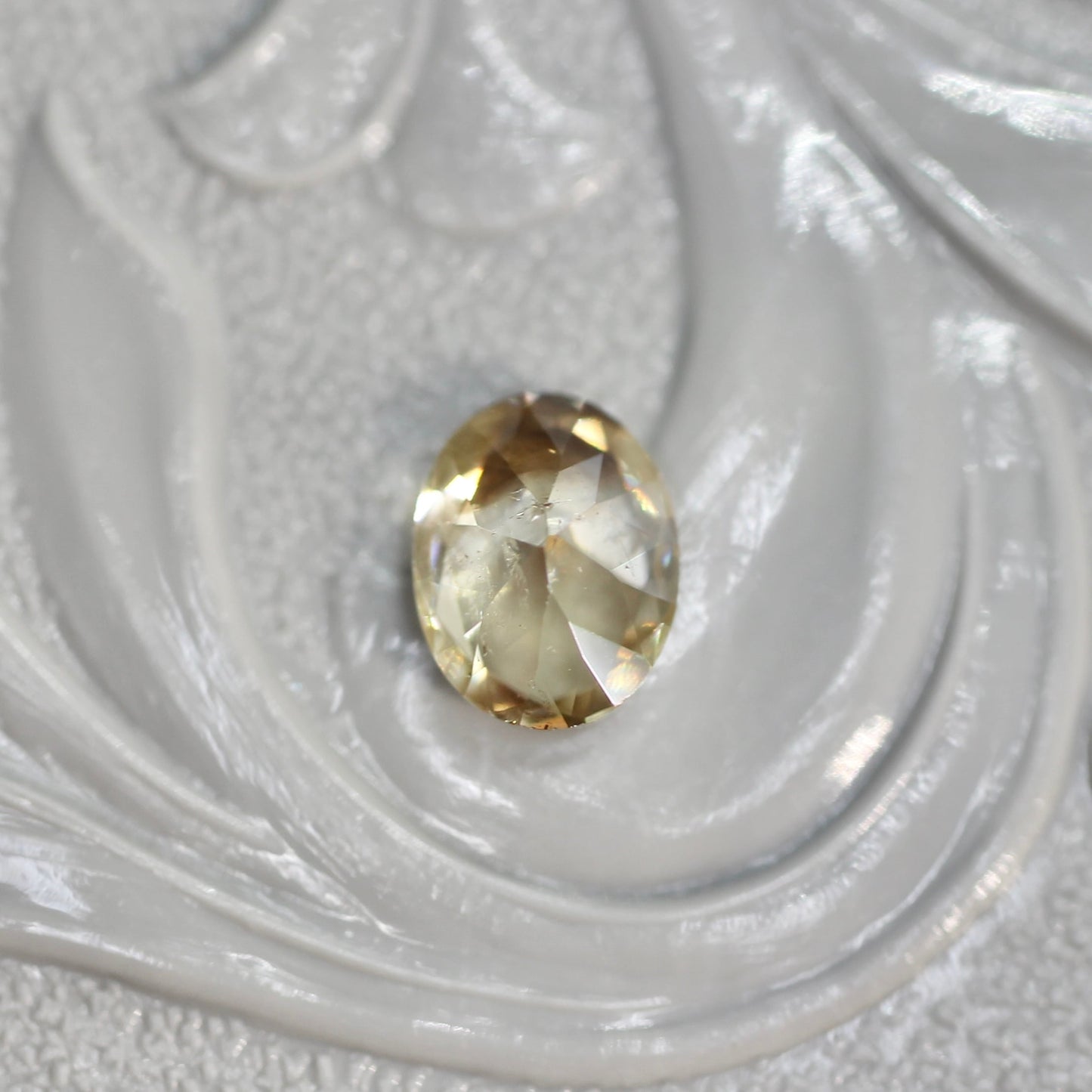 オーバルカット バイカラーキャシテライト 0.83ct 5.1mm×4.2mm×2.1mm【MJ2620】