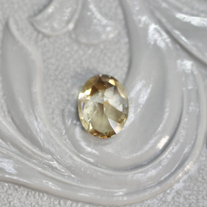 オーバルカット バイカラーキャシテライト 0.83ct 5.1mm×4.2mm×2.1mm【MJ2620】