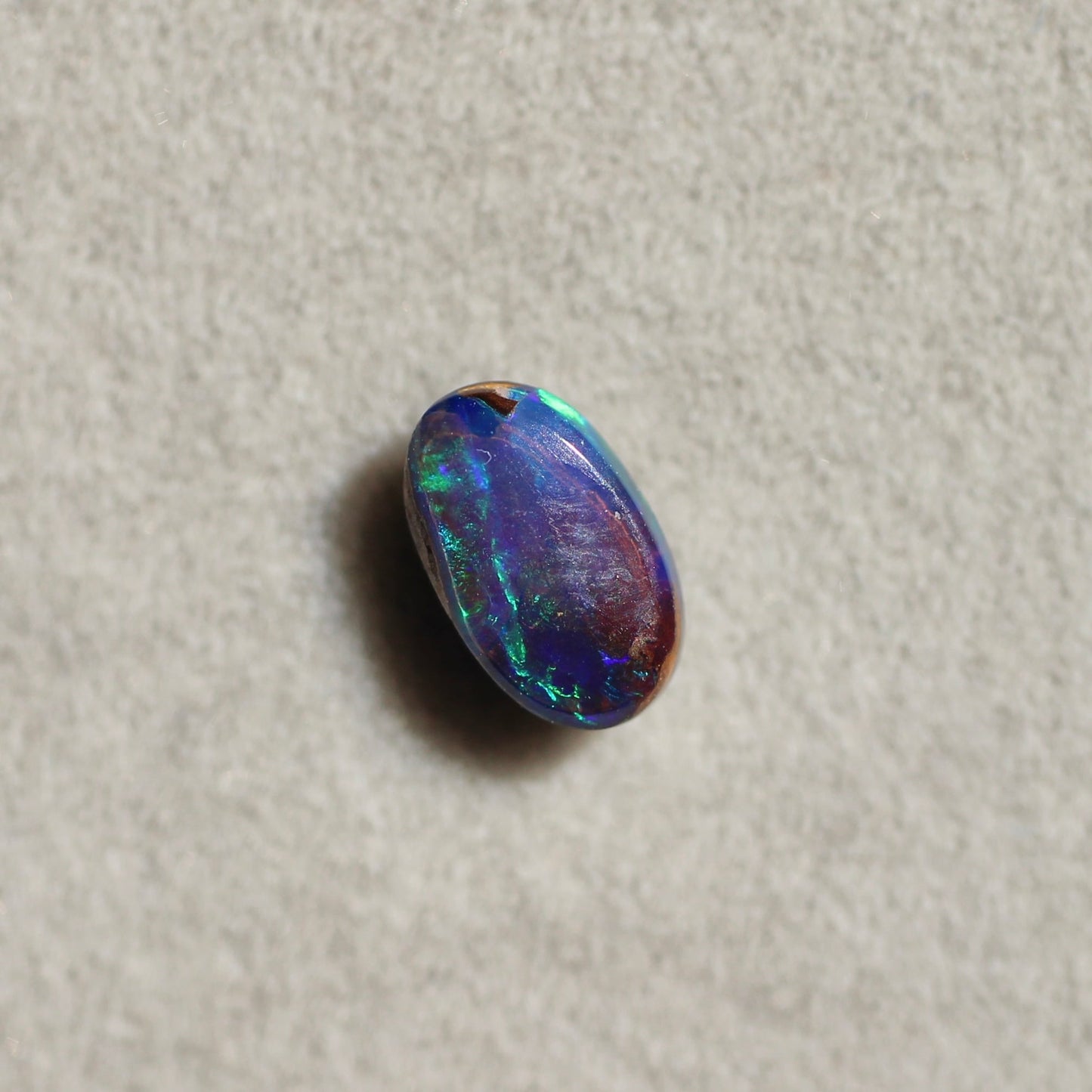 ブラックオパール 0.70ct オーバルカボションカット 7.0mm×4.5mm×2.8mm【MJ2649】