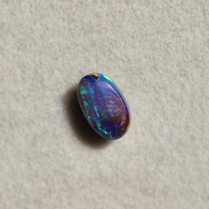 ブラックオパール 0.70ct オーバルカボションカット 7.0mm×4.5mm×2.8mm【MJ2649】