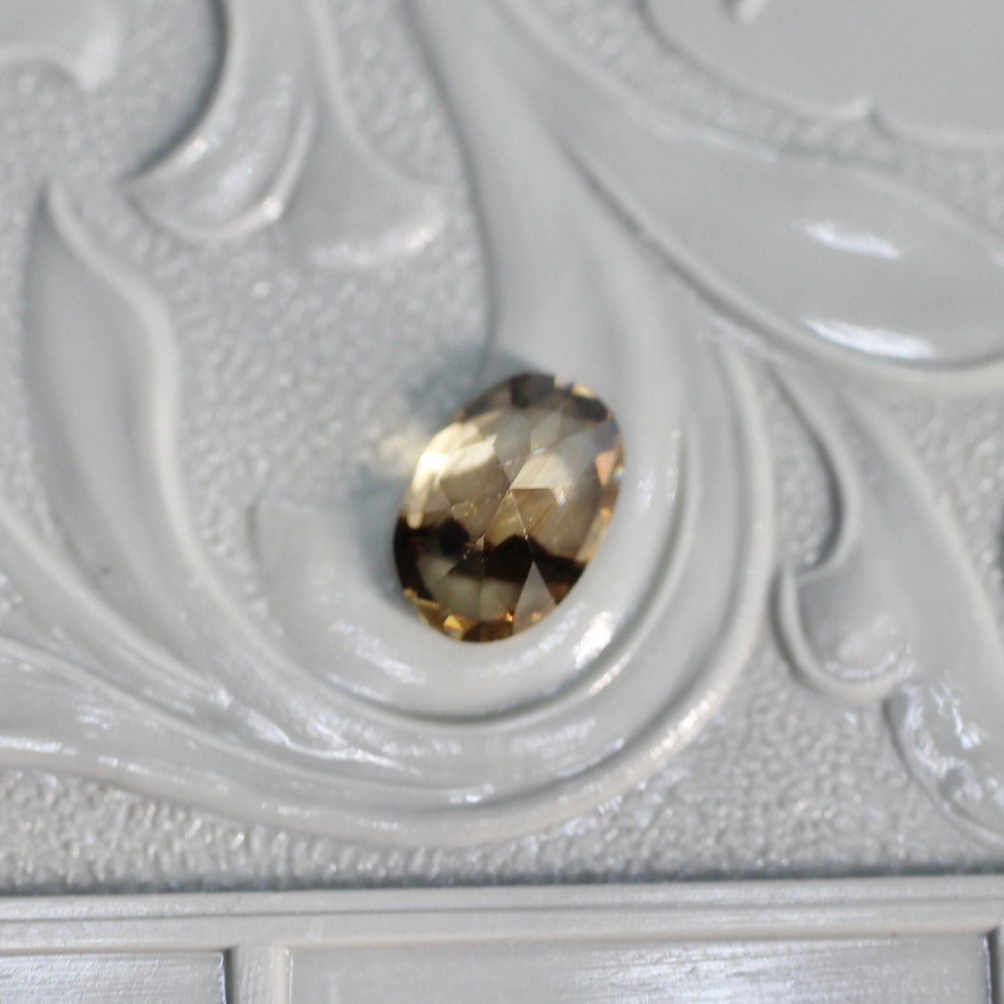 オーバルカット バイカラーキャシテライト 1.33ct 6.2mm×4.1mm×2.7mm【MJ2615】