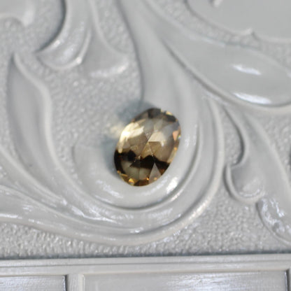 オーバルカット バイカラーキャシテライト 1.33ct 6.2mm×4.1mm×2.7mm【MJ2615】