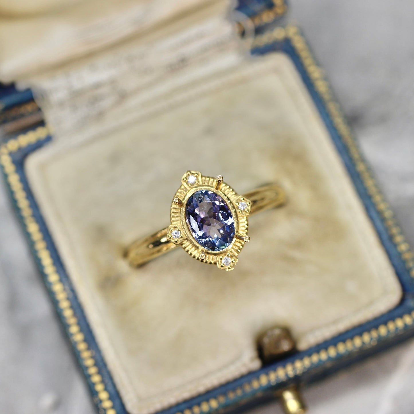 バイカラーゾイサイト 0.75ct オーバルカット 7.1mm×4.9mm×3.1mm【MJ2593】