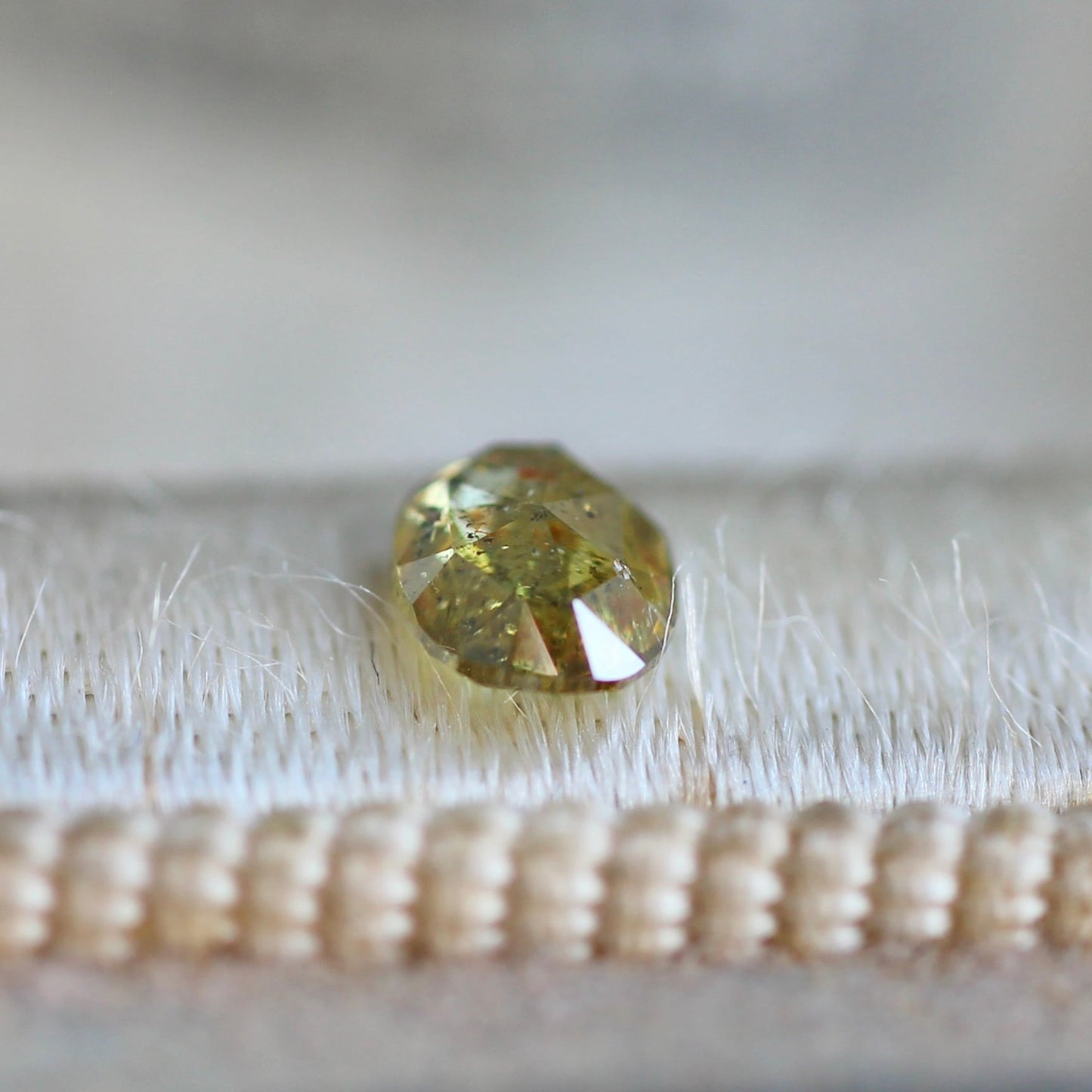 オーバルローズカット オリーブグリーンダイヤモンド 0.23ct 4.4mm×3.3mm-1.5mm 【MJ2472】