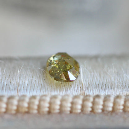 オーバルローズカット オリーブグリーンダイヤモンド 0.23ct 4.4mm×3.3mm-1.5mm 【MJ2472】