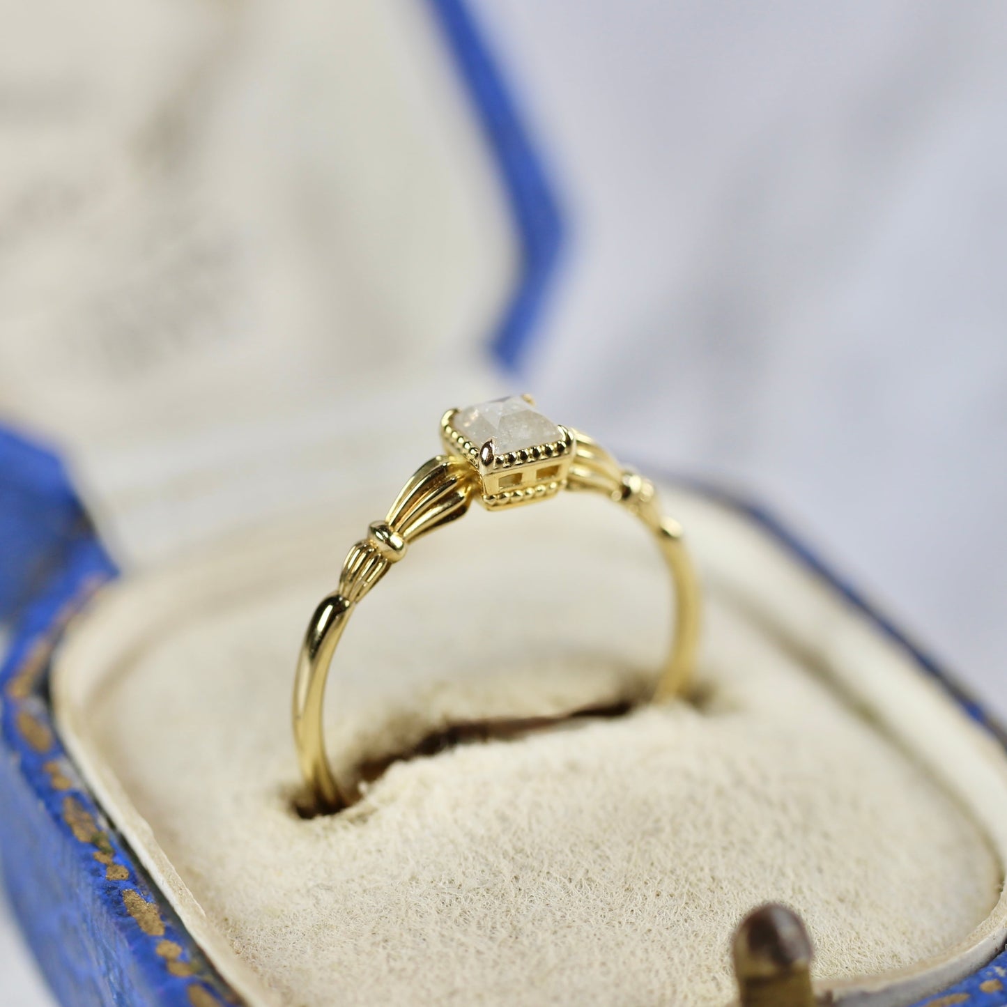 ホワイト系ダイヤモンド 0.14ct K10YG スクエアローズカット ミルフレーム×アンティークアーム【MJ2840】