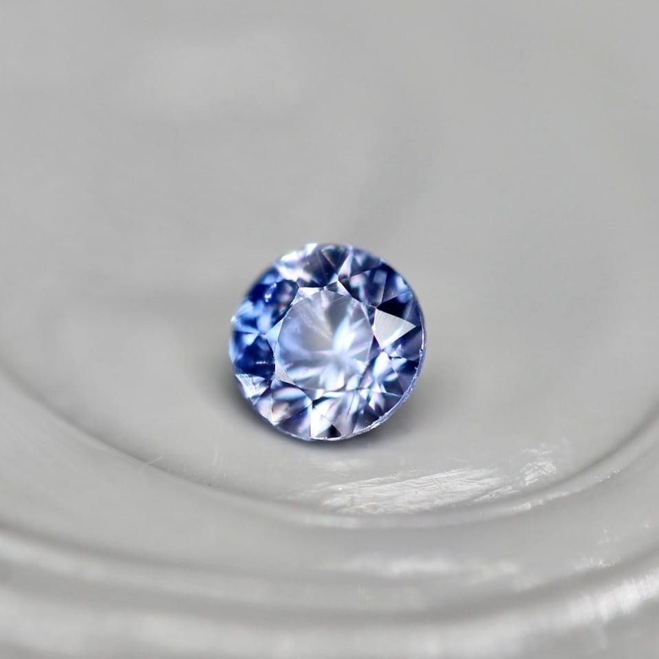 バイカラーサファイア 0.12ct ラウンドカット  2.9mm×2.9mm×2.1mm【MJ2552】