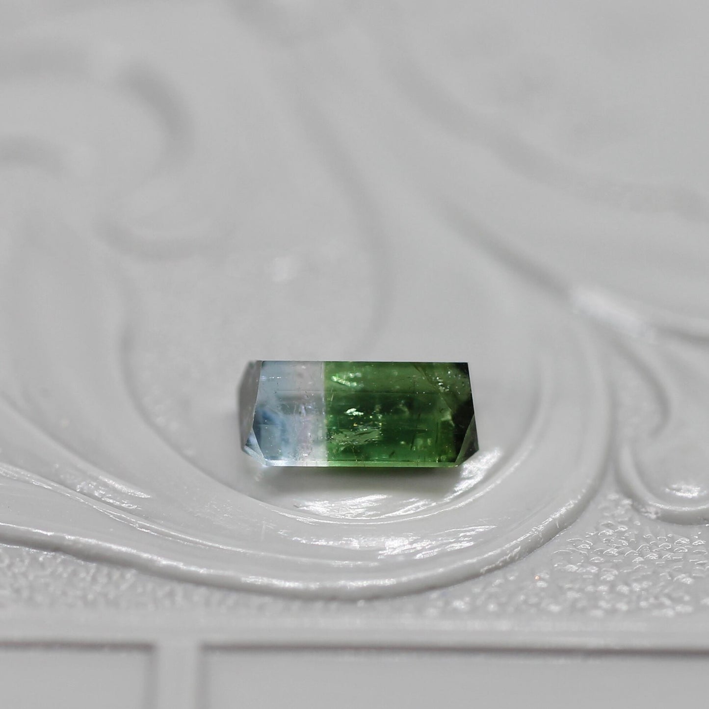 エメラルドカット バイカラートルマリン 0.65ct 6.1mm×3.5mm-2.5mm 【MJ2517】