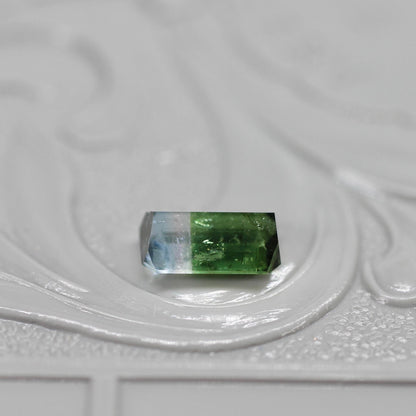 エメラルドカット バイカラートルマリン 0.65ct 6.1mm×3.5mm-2.5mm 【MJ2517】