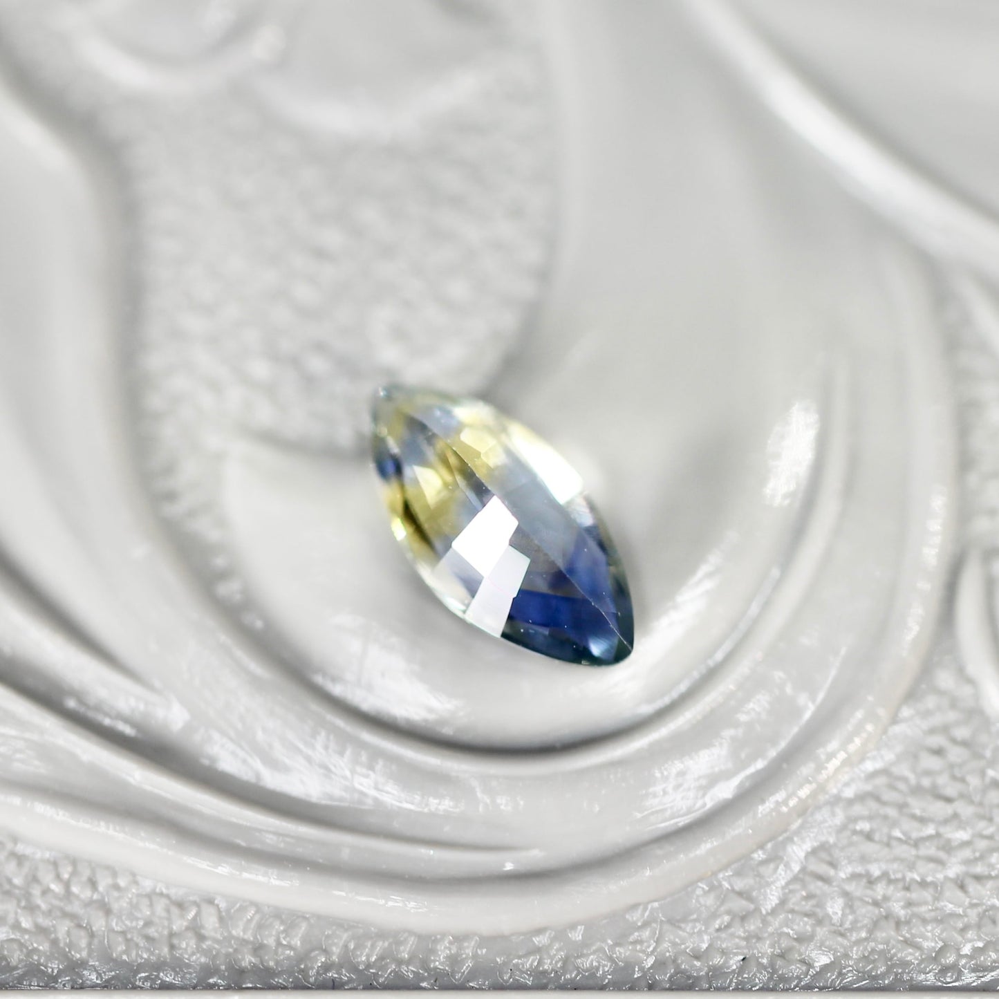 マーキスカット バイカラーサファイア 0.29ct  5.7mm×2.4mm×1.7mm【MJ2542】