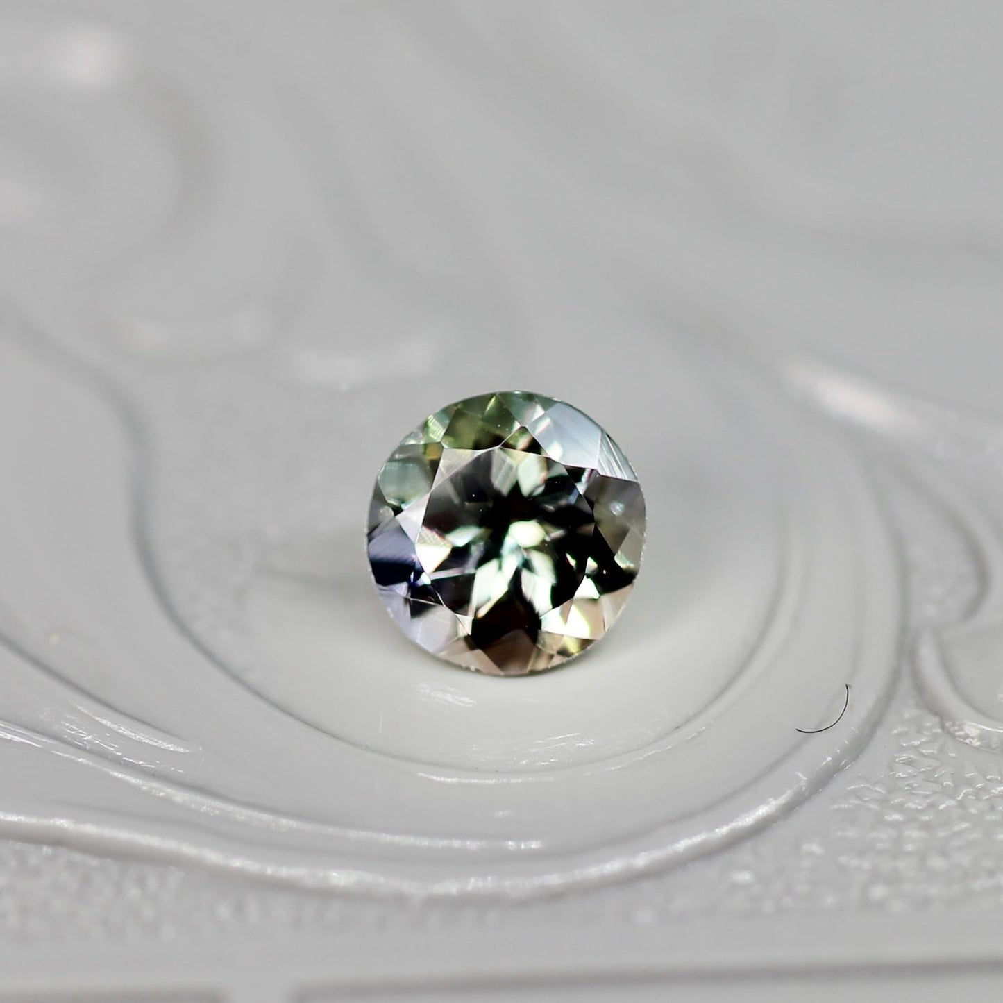 ラウンドカット バイカラーゾイサイト 0.53ct  5.0mm×5.0mm×3.3mm 【MJ2526】