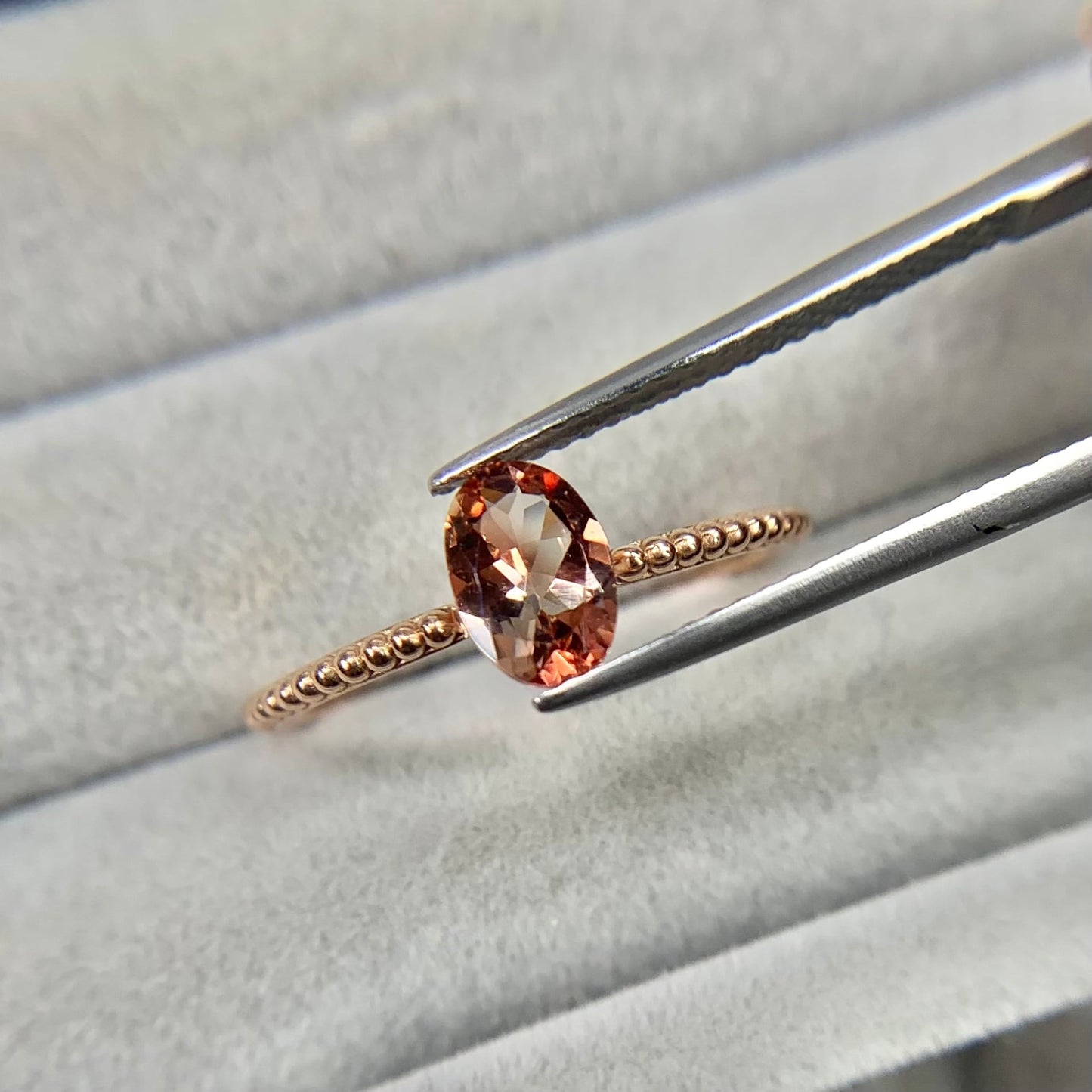 オーバルカット バイカラーラブラドライト 0.64ct 6.7mm×4.6mm-2.6mm 【MJ2512】