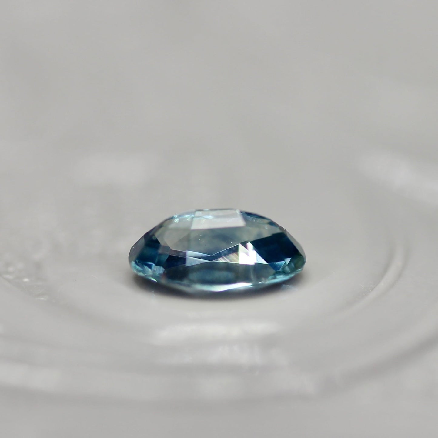 モンタナサファイア 0.26ct オーバルカット  4.8mm×3.0mm×2.1mm【MJ2731】