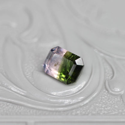 バイカラートルマリン 0.93ct エメラルドカット 6.6mm×5.1mm×3.2mm【MJ2657】