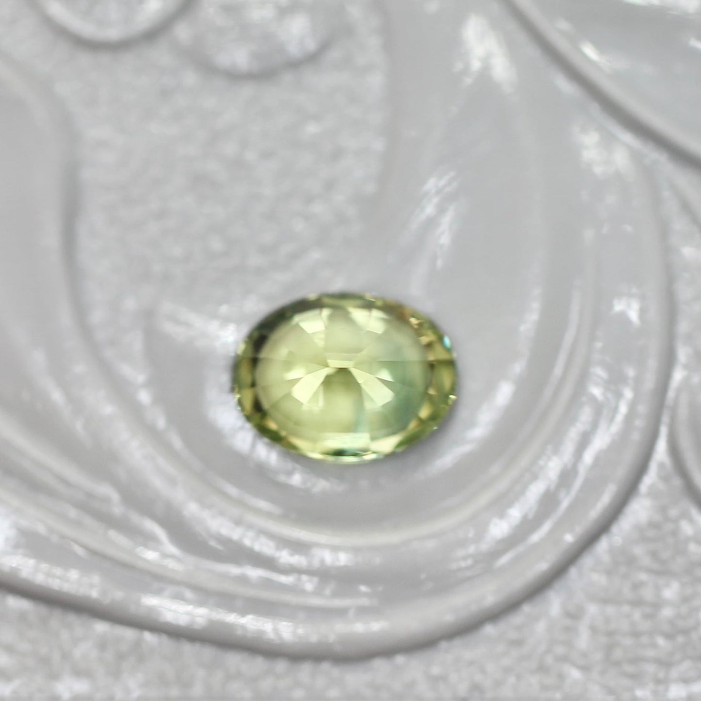 バイカラーサファイア 0.47ct オーバルカット 5.3mm×4.0mm×2.9mm【MJ2590】