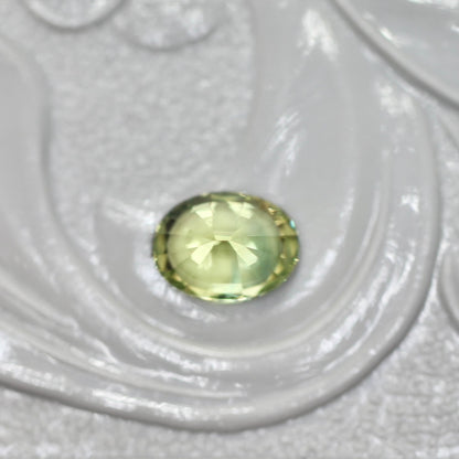 バイカラーサファイア 0.47ct オーバルカット 5.3mm×4.0mm×2.9mm【MJ2590】